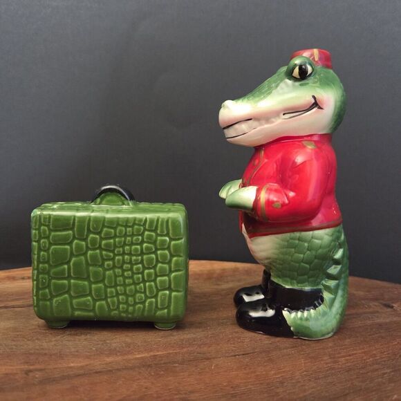 VTG VANDOR Bellhop Alligator and Luggage Anthropomorphic Salt & Pepper Shakers - Picture 5 of 13